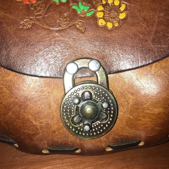 Vintage 70s Style Leather Tooled Painted Saddle Bag Florals Butterfly Shoulder - Picture 4 of 14